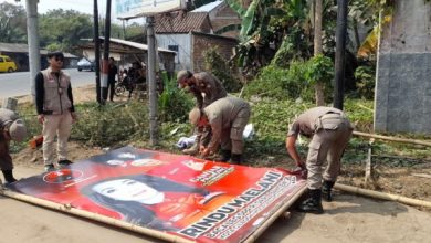 Penertiban APK Liar di Kota Serang. Foto: LKBN Antara