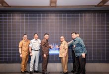 Sekda Banten, Deden Apriandhi meluncurkan aplikasi Samsat Cerita. Foto Biro Adpim Banten