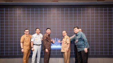 Sekda Banten, Deden Apriandhi meluncurkan aplikasi Samsat Cerita. Foto Biro Adpim Banten