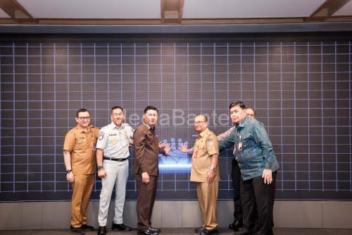 Sekda Banten, Deden Apriandhi meluncurkan aplikasi Samsat Cerita. Foto Biro Adpim Banten