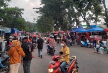 Area Stadion Maulana Yusuf Kota Serang ramai bak pasar kaget. Foto: Adam Maulana
