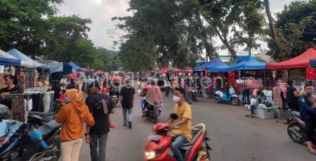 Area Stadion Maulana Yusuf Kota Serang ramai bak pasar kaget. Foto: Adam Maulana