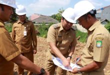 Walikota Tangerang, Arief R Wismansyah meinjau pembangunan sport center baru. Foto: Diskominfo Kota Tangerang