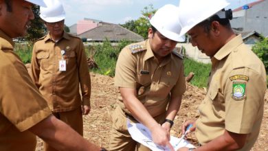 Walikota Tangerang, Arief R Wismansyah meinjau pembangunan sport center baru. Foto: Diskominfo Kota Tangerang