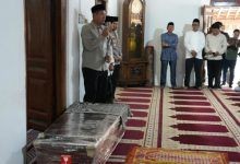 Arif Agus Rakhman, Kabiro Adpim Pemprov Banten mewakili Gubernur menghadiri proesesi pemakaman jenazah Surakman.Foto Biro Adpim