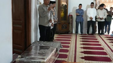 Arif Agus Rakhman, Kabiro Adpim Pemprov Banten mewakili Gubernur menghadiri proesesi pemakaman jenazah Surakman.Foto Biro Adpim