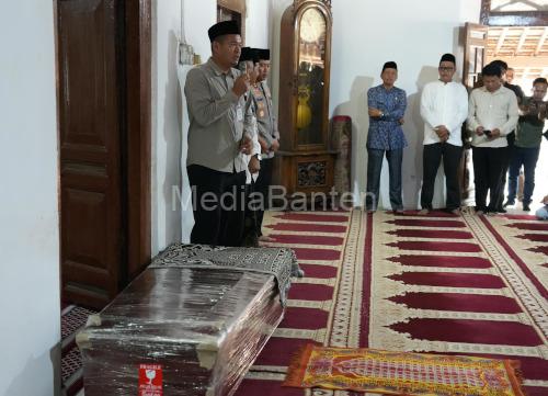 Arif Agus Rakhman, Kabiro Adpim Pemprov Banten mewakili Gubernur menghadiri proesesi pemakaman jenazah Surakman.Foto Biro Adpim