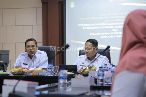 Walikota Tangerang, Arief R Wismansyah pimpin rapat percepatan pembayarna digital. Foto: Diskominfo Kota Tangerang