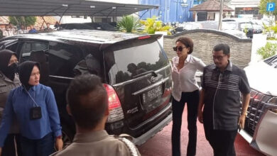 Artus Nikita Mirzani datan ke Kejari Serang. Foto: Aden Hasanudin