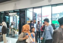 Para penumpang arus balik dari Pelabuhan Bakauheni tiba di Pelabuhan Merak. Foto Daeng Yusvin