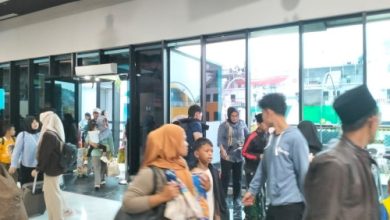 Para penumpang arus balik dari Pelabuhan Bakauheni tiba di Pelabuhan Merak. Foto Daeng Yusvin