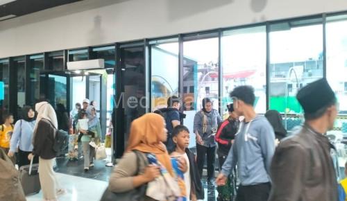 Para penumpang arus balik dari Pelabuhan Bakauheni tiba di Pelabuhan Merak. Foto Daeng Yusvin