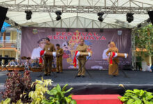 Asda 2 Pemprov Banten, Deni Hermawan memberikan sambutan Festival Seni Budaya. Foto: Dindikbud Banten