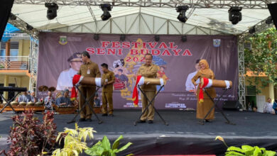 Asda 2 Pemprov Banten, Deni Hermawan memberikan sambutan Festival Seni Budaya. Foto: Dindikbud Banten