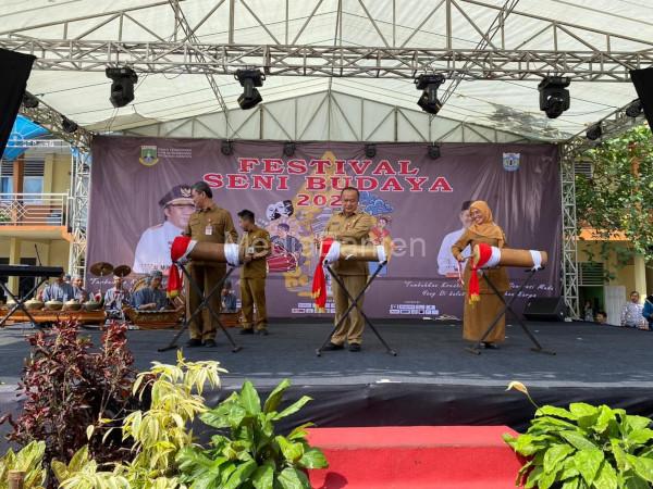 Asda 2 Pemprov Banten, Deni Hermawan memberikan sambutan Festival Seni Budaya. Foto: Dindikbud Banten