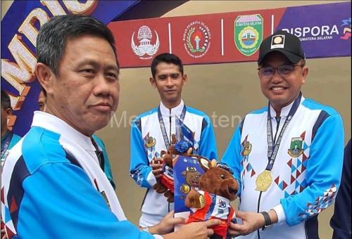 Asda II Pemkot Cilegon, Ahmad Aziz Ade Putra raih emas bulutangkis di PON Korpri Palembang. Foto Daeng Yusvin