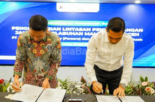 PT ASDP dan Pemprov Aceh teken MoU. Foto Daeng Yusvin