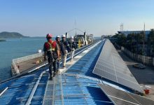 Panel surya di Pelabuhan Penyeberangan Merak (Banten) dan Bakauhuni (Lampung). Foto: Antara