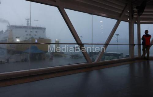 Cuaca ekstrem yang menimpa Pelabuhan Merak - Bakauhuni. Foto Daeng Yusvin