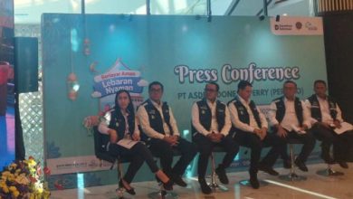 Direktur PT ASDP Indonesia Ferry, Heru Widodo menggelar konferensi pers. Foto Daeng Yusvin