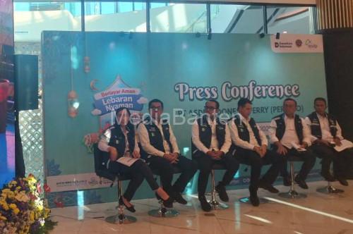 Direktur PT ASDP Indonesia Ferry, Heru Widodo menggelar konferensi pers. Foto Daeng Yusvin