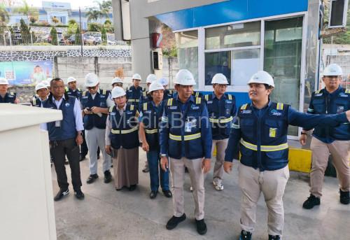 Dirut PT ASDP Indonesia Ferry, Heru Widodo mencek sterilisasi pelabuhan . Foto Daeng Yusvin