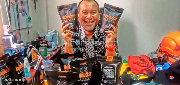 Haji Asep Mulya Hidayat bersama brand produk Haji Rocker Cofee. Foto: Isitimewa