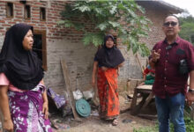 Ketua Dekopin Wilayah Banten, Asep Rahmatullah blusukan ke pengrajin emping di Desa Kemanisan. Foto: Arah Oficials