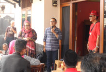 Asep Rahmatullah, Sekretaris DPD PDIP Banten lepas rombongan ziara ke Makam Bung Karno. Foto: MediaBanten