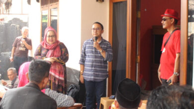 Asep Rahmatullah, Sekretaris DPD PDIP Banten lepas rombongan ziara ke Makam Bung Karno. Foto: MediaBanten