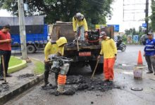 Penggunaan aspal instan. Foto Antara