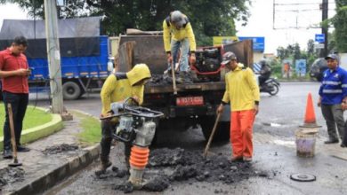 Penggunaan aspal instan. Foto Antara