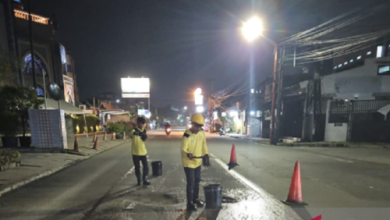 Perbaikan jalan rusak di jalur arus mudik di Kota Tangerang. Foto Antara