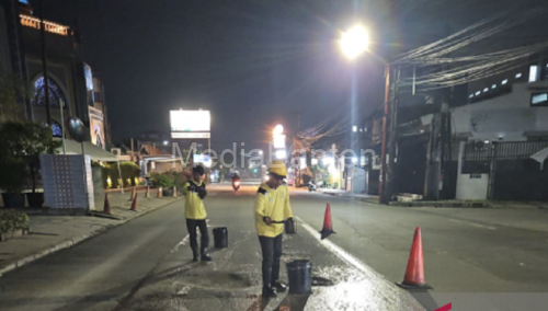 Perbaikan jalan rusak di jalur arus mudik di Kota Tangerang. Foto Antara