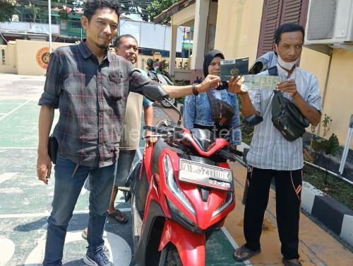 Motor Honda Vario milik Astuti dicuri, ditemukan polisi dan diekmbalikan ke pemiliknya. Foto: Yono