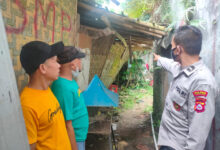 Atap rumah Sarimah yang roboh. Foto: Yono