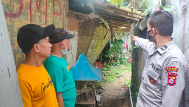 Atap rumah Sarimah yang roboh. Foto: Yono
