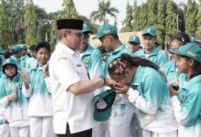 Pj Sekda Cilegon, Ahmad Aziz Setia Ade Putra melepas atelet Kontingen Cilegon. Foto Daeng Yusvin