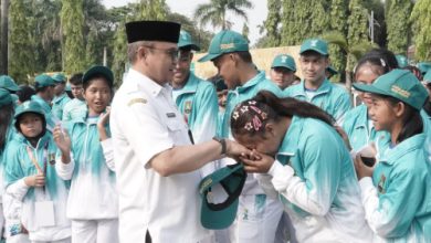 Pj Sekda Cilegon, Ahmad Aziz Setia Ade Putra melepas atelet Kontingen Cilegon. Foto Daeng Yusvin