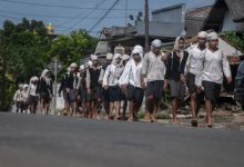 Warga Baduy Dalam berjalan kaki dari Pegunung Kendeng, Lebak ke Kota Serang. Foto Antara