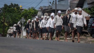 Warga Baduy Dalam berjalan kaki dari Pegunung Kendeng, Lebak ke Kota Serang. Foto Antara