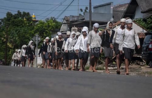 Warga Baduy Dalam berjalan kaki dari Pegunung Kendeng, Lebak ke Kota Serang. Foto Antara