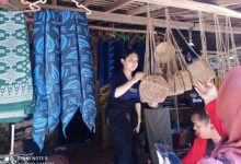 UMKM Baduy dengan produk kerajinannya. Foto Antara
