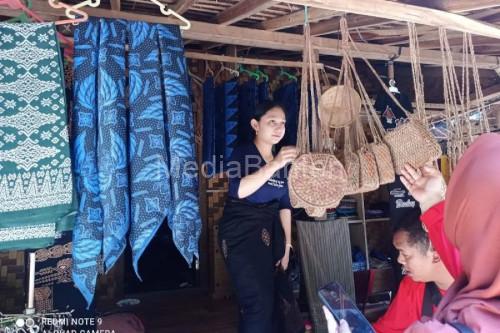 UMKM Baduy dengan produk kerajinannya. Foto Antara