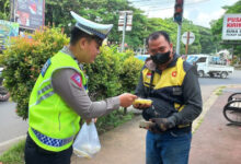 Pada Jumat Berkah, Polresta Serang Kota membagikan nasi bungkus. Foto: Yono