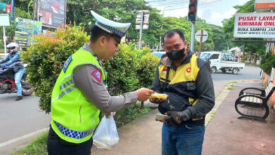 Pada Jumat Berkah, Polresta Serang Kota membagikan nasi bungkus. Foto: Yono