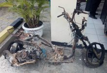 Motor hasil curian yang dibakar pelaku. Foto: Yono