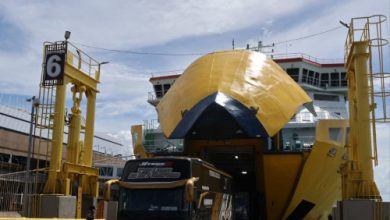 Bongkar muat di Pelabuhan Bakauheni. Foto Antara