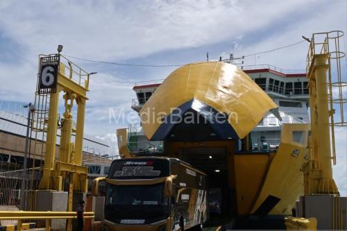 Bongkar muat di Pelabuhan Bakauheni. Foto Antara