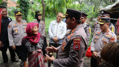 Kapolres Serang, AKBP Yudha Satria berikan bansos . Foto: Yono